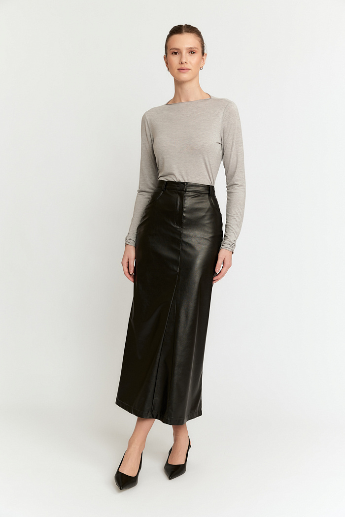 Лонгслив прилегающего силуэта с вырезом горловины лодочка.