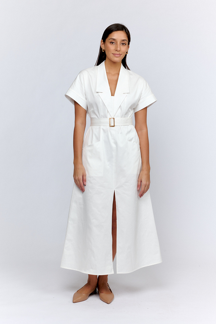 Платье с цельным укороченным рукавом и подворотом. Воротник английский до талии. Пояс из основной ткани с пряжкой. Спереди разрез, длина миди.