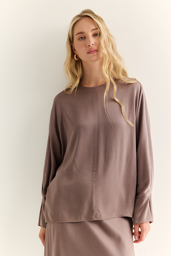 Блуза с цельнокроеными рукавами со складкой по манжету и V-образным вырезом по спинке.