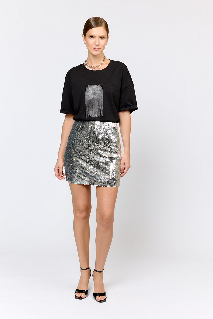 Юбка длинной мини, прилегающего силуэта. Акцентная модель из эффектной ткани с пайетками в серебряном цвете. Трендовый дизайн пайеток и лаконичный крой обеспечивают модели самодостаточность, позволяя комбинировать с блузами из коллекции, футболками или вязанным трикотажем.