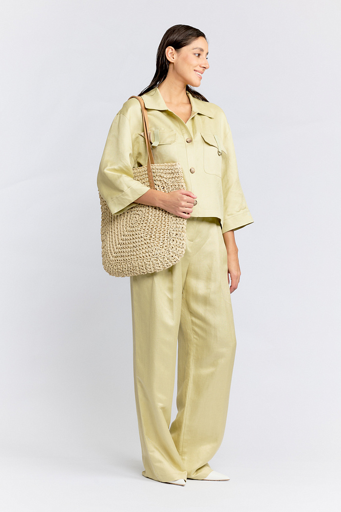 Жакет укороченный с двумя накладными карманами. На клапанах декоративная репсовая лента. Рукав 7/8.