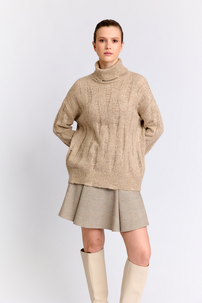 Джемпер с высоким горлом.