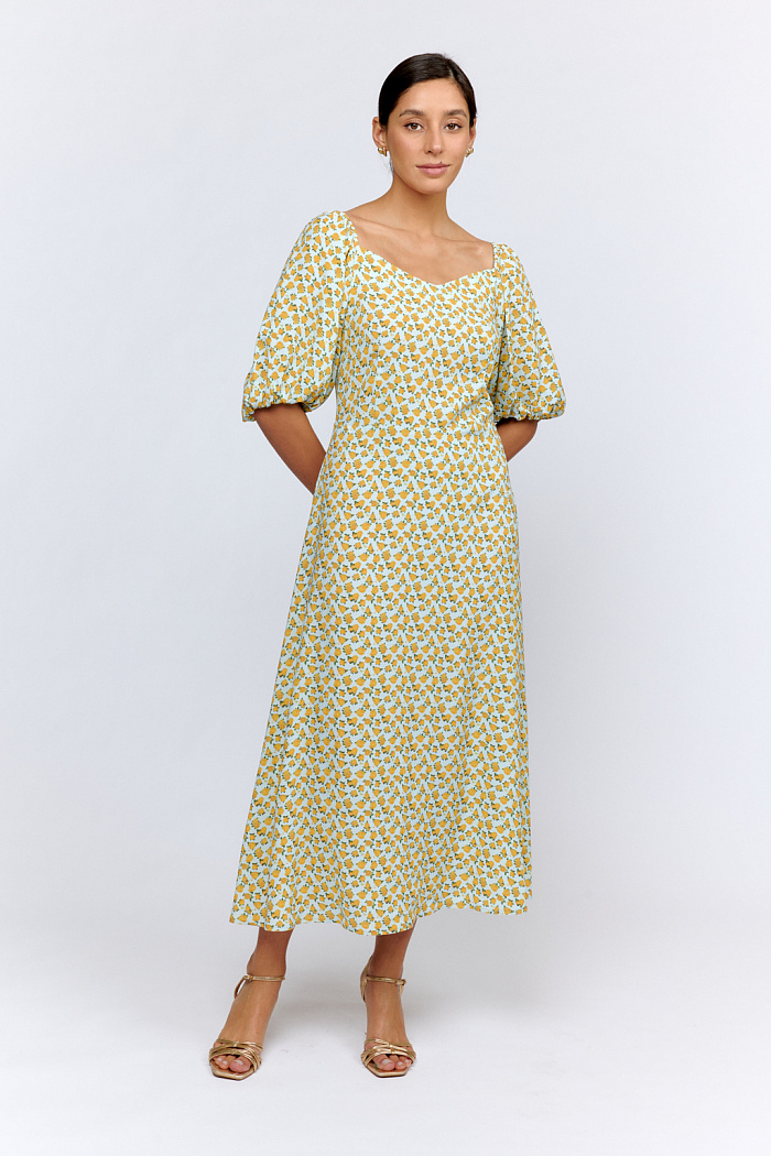 Платье длиной миди, с отрезной расклешенной юбкой, и фигурном вырезом горловины, рукавом на резинке.