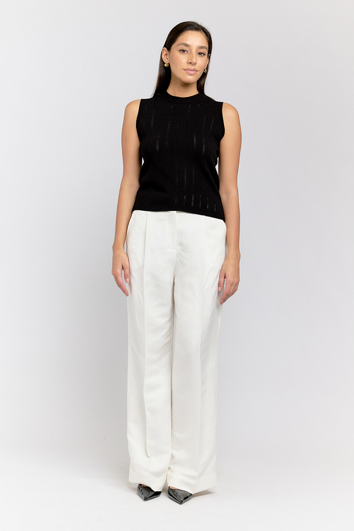 Джемпер вязаный без рукавов  прямого свободного кроя.