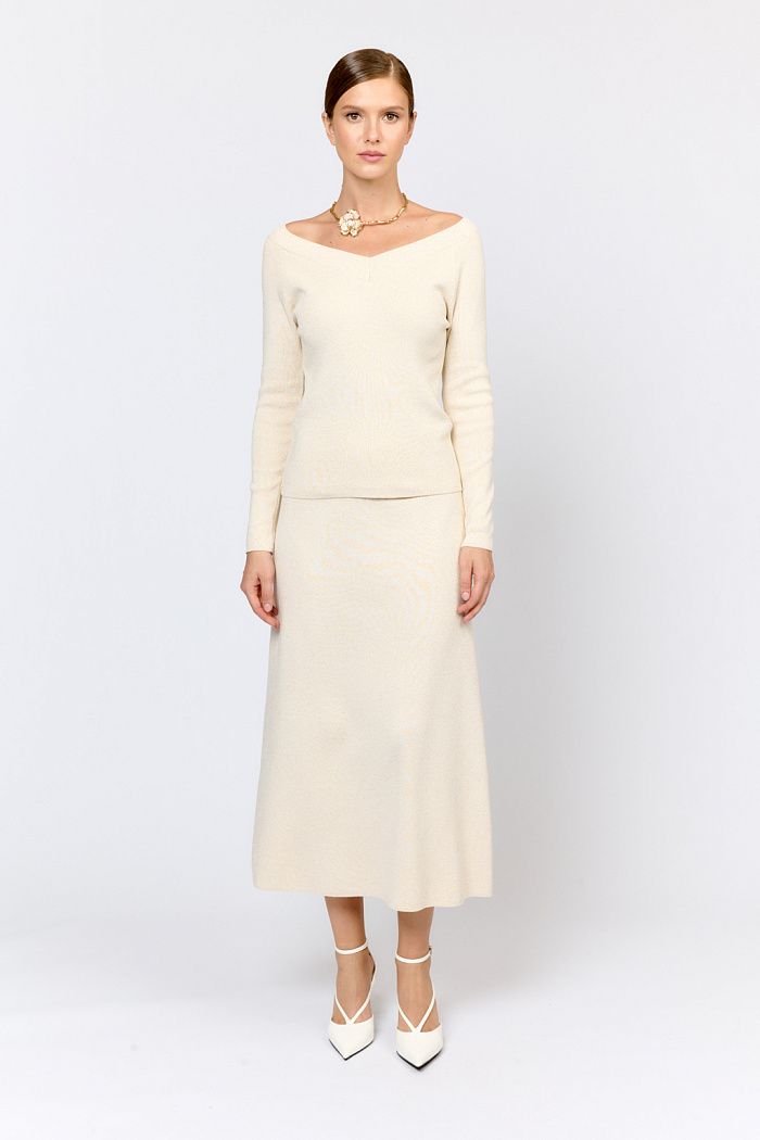 Джемпер прилегающего силуэта с V-образной горловиной, рукавом реглан. Элегантный силуэт с длиной выше бёдер и изящным вырезом подчёркивает женственность и создает безупречный образ.  Прилегающий крой и простота линий позволяют носить джемпер в качестве первого слоя под жакеты и жилеты.  Джемпер держит форму, не теряет своих качеств после чистки и обеспечивает максимальный комфорт в носке.