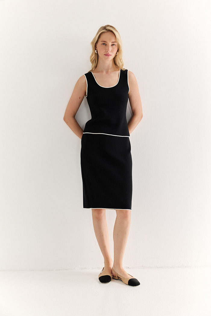 Юбка зауженная книзу длиной до колен.