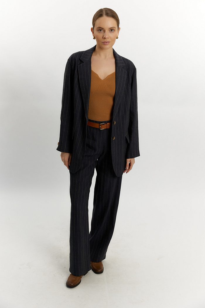 Льняные брюки стилизованные под джинсовые. Брюки прямого силуэта с  кокеткой и накладными карманами по задней половинке. Длина классическая.