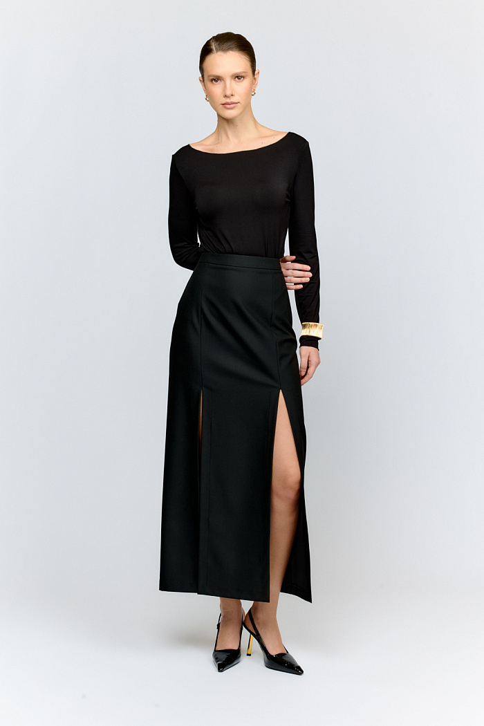 Макси-юбка из костюмной ткани с шерстью и шёлком  — интереснаяя модель для множества стилизаций. Два разреза по передней части добавляют динамики образу и красиво раскрываются при ходьбе. Сочетайте с простыми топами,  сложными блузами из шёлка. Идеальный тандем с жакеткам и аналогичной ткани.