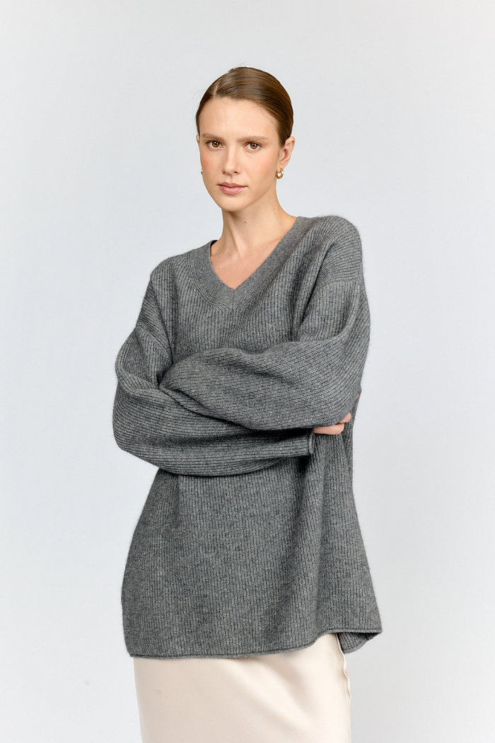 Удлиненный джемпер оверсайз силуэта с V-образным вырезом горловины