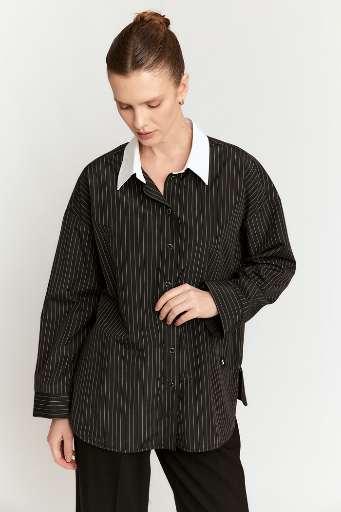 Блуза прямого силуэта с декоративным воротником.