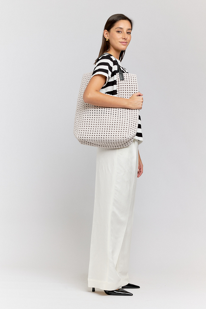 Джемпер вязаный с коротким рукавом прямого кроя.