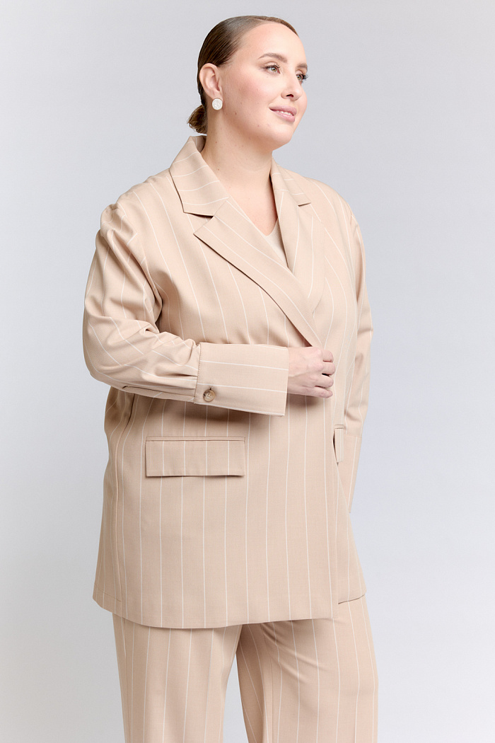 Жакет прямого силуэта с английским воротником и манжетами по рукавам. Пояс кушак из основной ткани.
