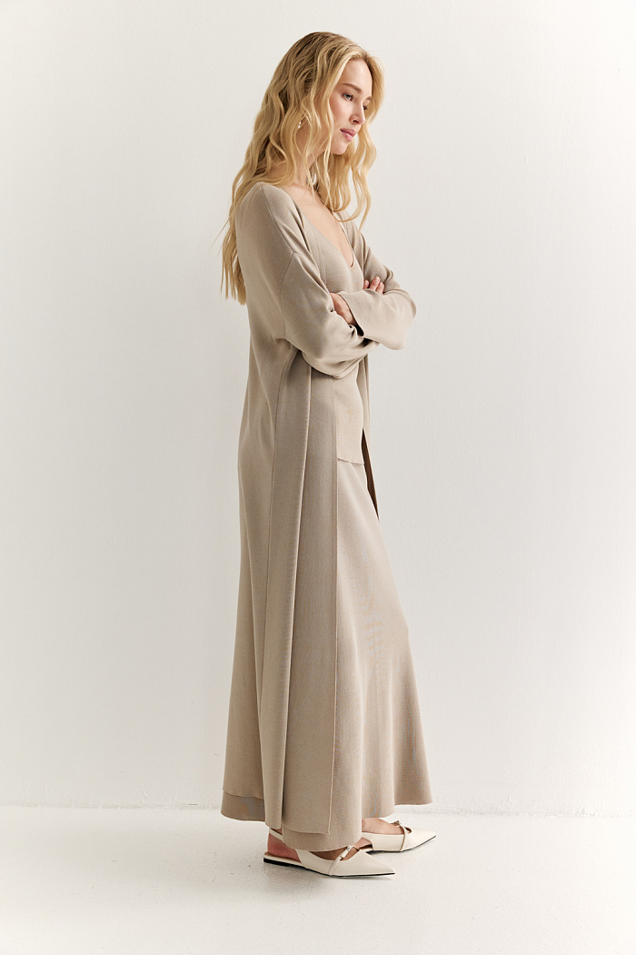 Кардиган длиной миди прямого силуэта с V-образным вырезом.