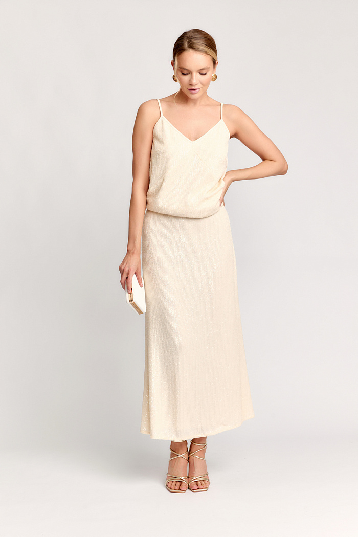 Блуза без рукавов с  V-образным вырезом свободного кроя. Бретели из декоративной ткани.