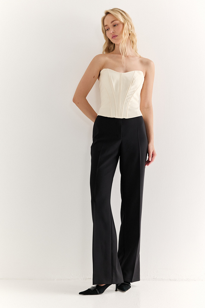 Классические прямые брюки: чистая линия и безупречная посадкаЭти брюки — универсальная база гардероба, которая сочетает комфорт, строгость и элегантность. Высокая посадка подчёркивает талию, а прямой силуэт с чёткими стрелками визуально удлиняет ноги. Прорезные задние карманы добавляют структурности, сохраняя при этом чистоту формы.Шлёвки под ремень позволяют варьировать образ — от строгого делового до расслабленного smart casual. Идеально сочетаются с жакетом, рубашкой или трикотажем.Надёжная классика на каждый день — в любой стилизации.