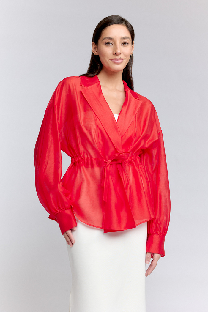 Блуза-жакет из полупрозрачной ткани свободного кроя, приталенный на пояс с воротником с лацканами и широкими рукавами на высоких манжетах. Подчеркнет женственность в летних обрапзах на вечер и каждый день.  Выполнен из натуральной ткани тенсель.