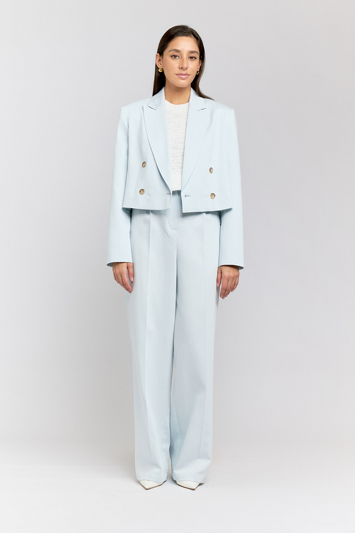 Брюки прямого кроя со стрелками. Застежка на пуговицу и молнию. Карманы в боковых швах.