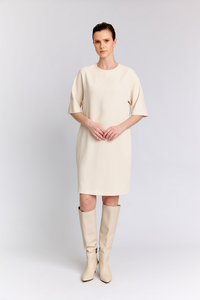 Платье силуэта кокон длиной до колен.