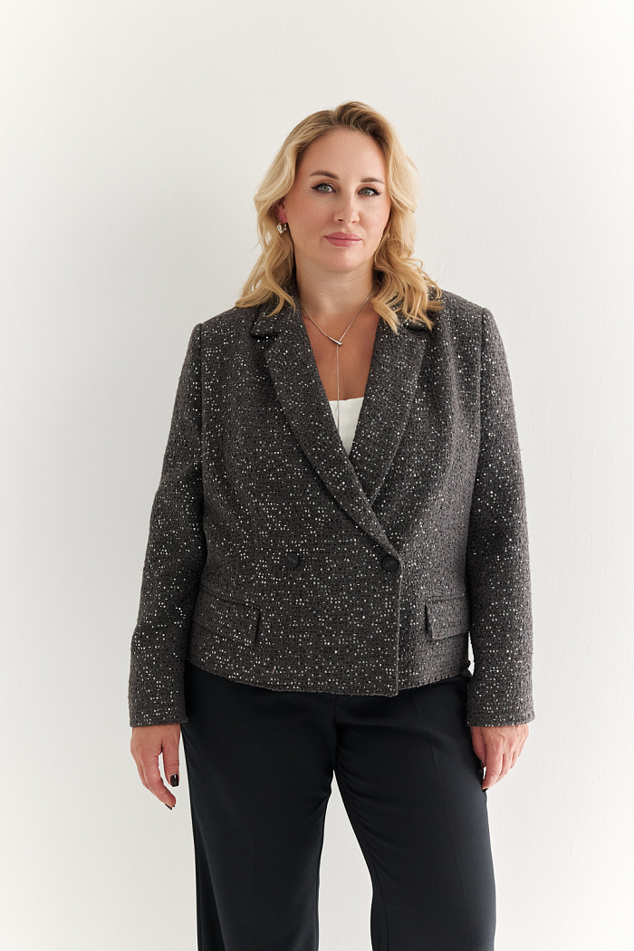 Жакет двубортный укороченного кроя с английским воротником и двумя клапанами выполнен из мягкого твида с мерцающими пайетками. Край низа необработанный шов. Хлопок -  натуральное волокно обеспечивает комфорт при носке и воздухопроницаемость. Вискоза делает ткань мягкой и тактильно приятной. Терилен обеспечивает устойчивость к износу и хорошо держит форму. Преимущества ткани: яркая, мягкая ткань в трендовом цвете с выраженной фактурой. Идеальный вариант для акцентного праздничного образа.                                   .