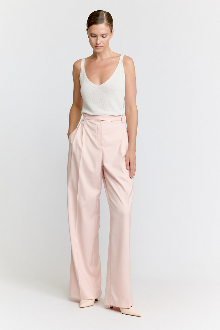 Широкие брюки с двумя складками по талии.