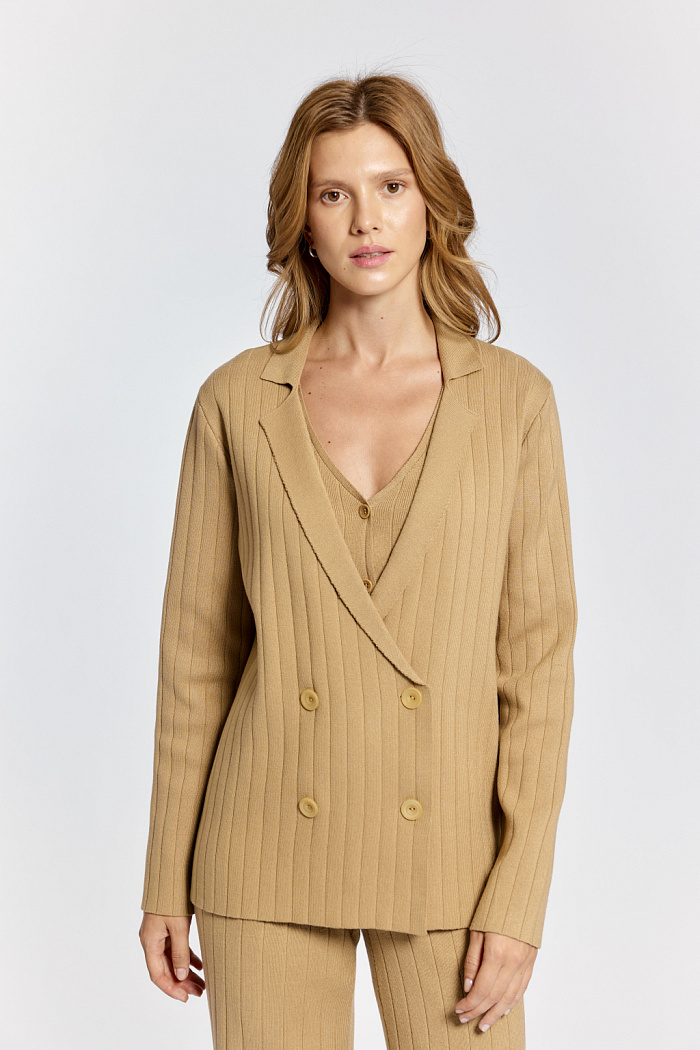 Кардиган двубортное с английским воротником и застёжкой на два ряда пуговиц.