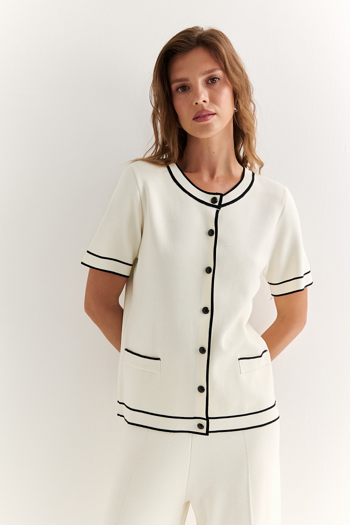 Жакет прямого силуэта длиной выше бедер с контрастной отделкой и застежкой на пуговицы. Рукав короткий, выше локтя.