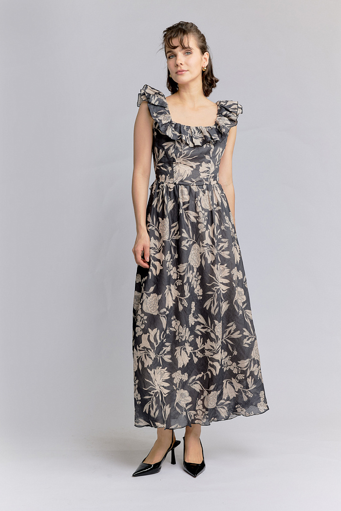 Платье с рюшами по горловине и на рукавах.Длина миди.  По спинке завязка.