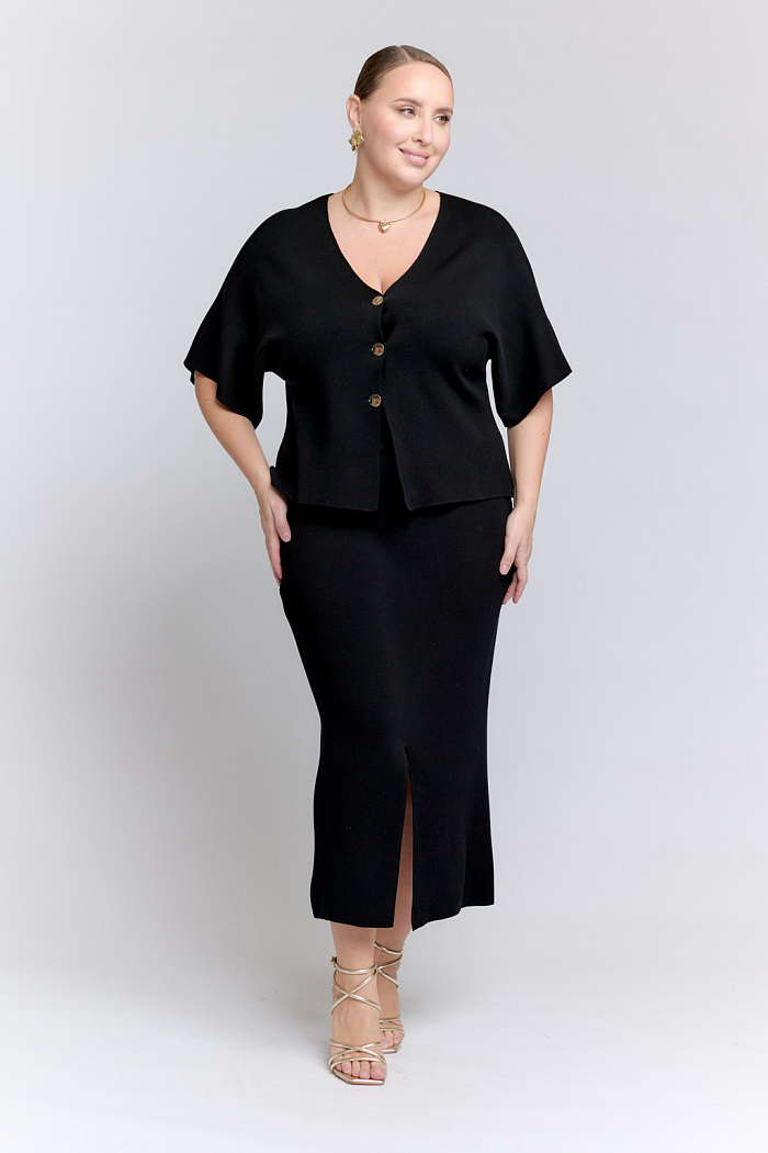 Юбка прилегающего силуэта зауженная книзу длиной миди. Расположение разреза на ваш выбор: спереди или сзади.