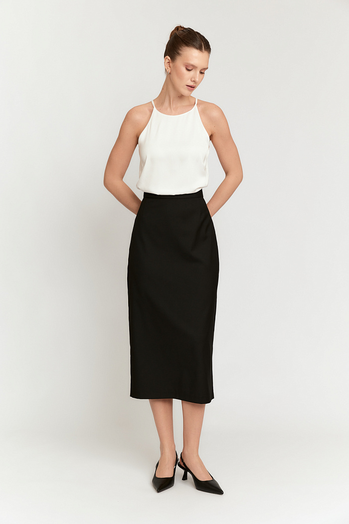 Юбка длиной миди зауженная книзу.