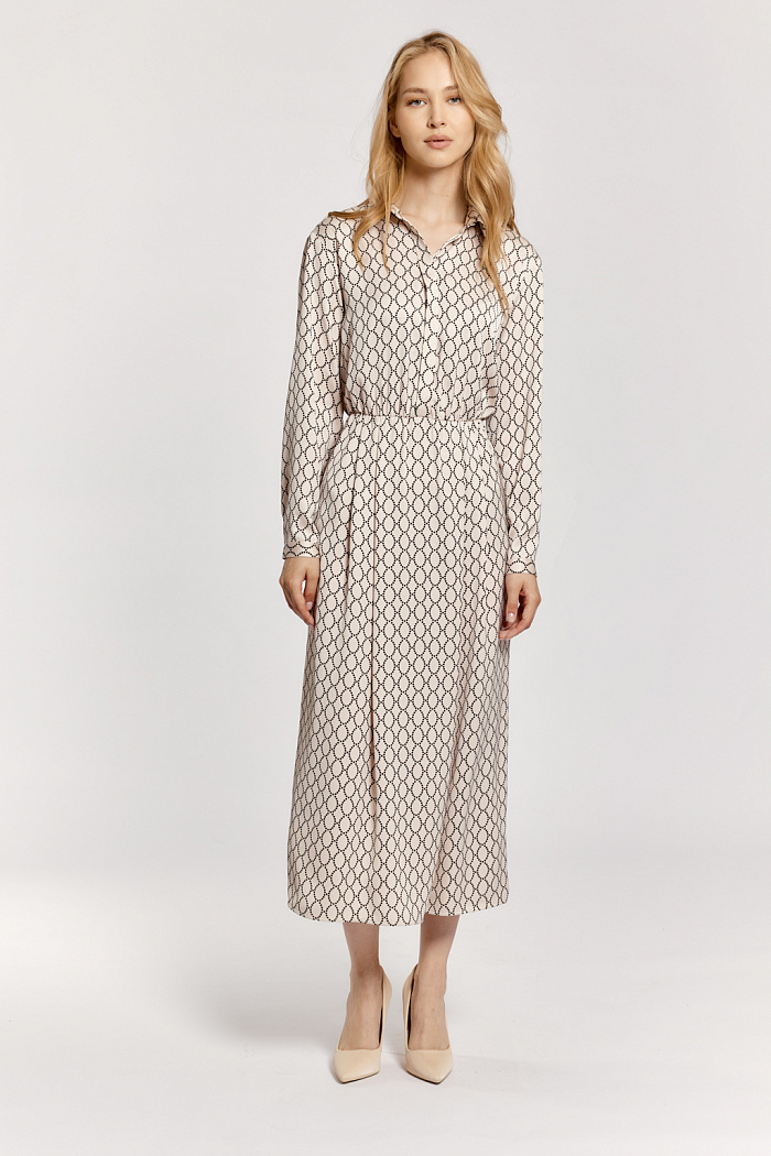 Платье с отрезной юбкой длиной миди. Воротник рубашечный. Рукава стандартной длины.