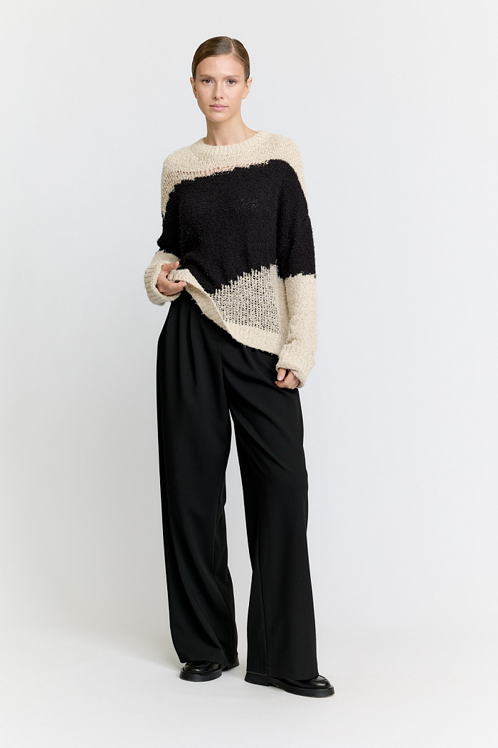 Джемпер с отделочными вставками.