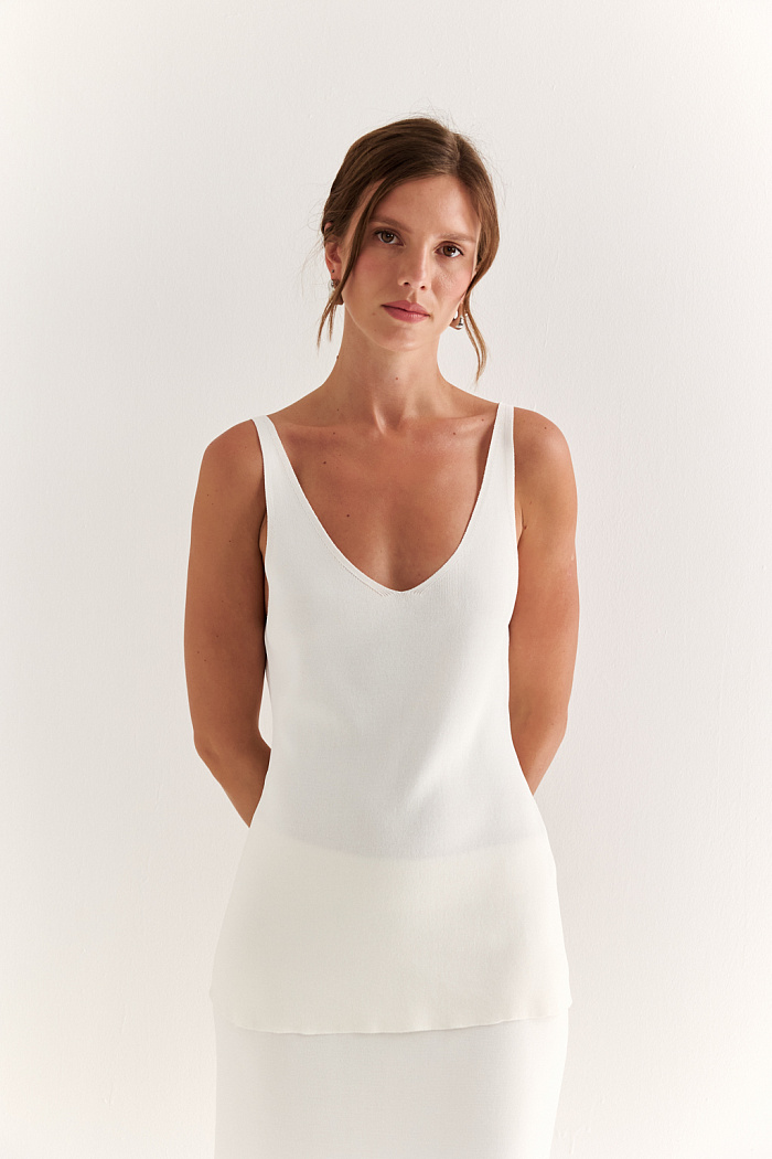 Топ с V-образным вырезом горловины.