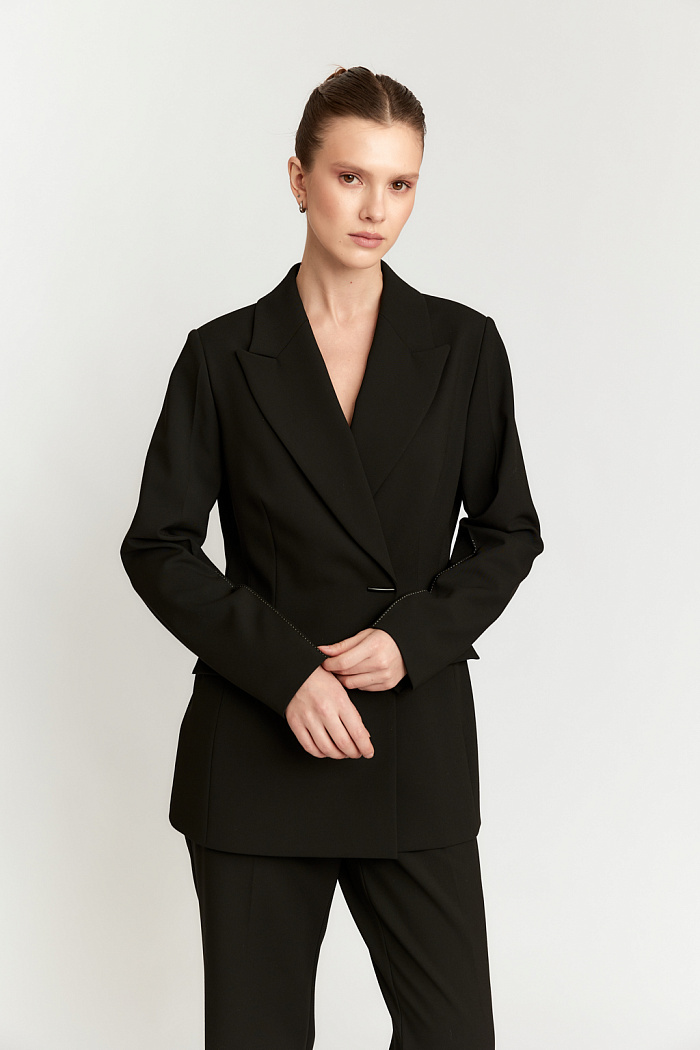 Жакет полуприлегающего силуэта длиной до середины бедер, двубортный с застежкой на декоративную кнопку.