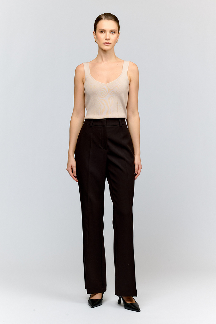 Прямые брюки со средней посадкой из костюмной ткани черного цвета. Строгий крой и качественный материал делают их незаменимой базой любого гардероба.