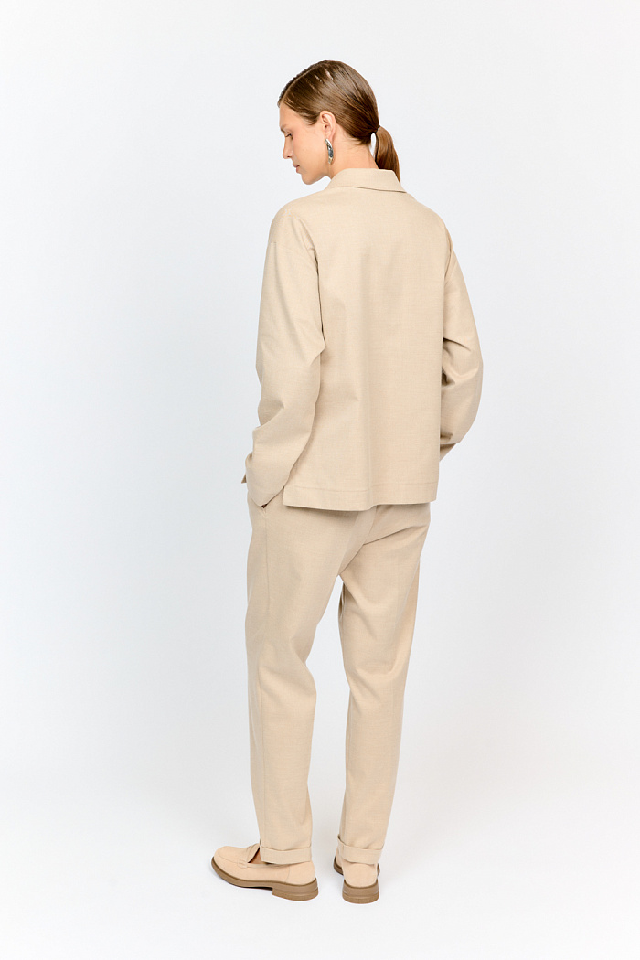 Зауженные книзу брюки из костюмной ткани с отворотами на брючинах прекрасно комплектуются с жакетом в той же ткани и с огромным количеством вариантов верхов, таких как рубашки, свитшоты, свитера, водолазки и много других.