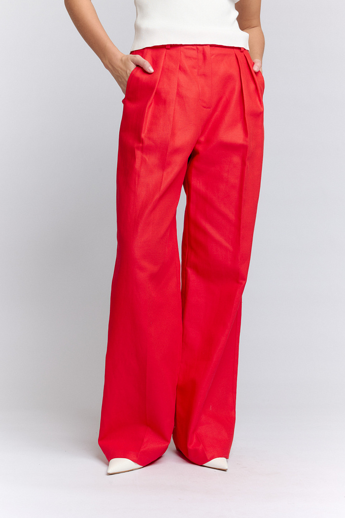 Брюки прямого кроя со стрелками. Застежка на пуговицу и молнию. Карманы в боковых швах.