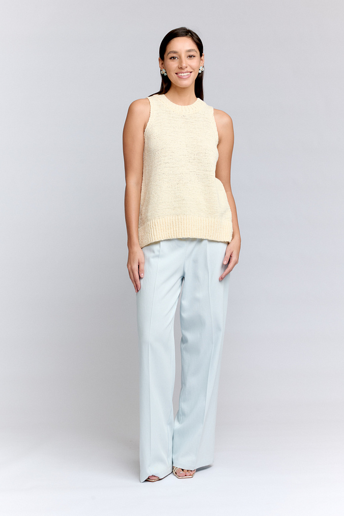 Майка с американской проймой прямого кроя.