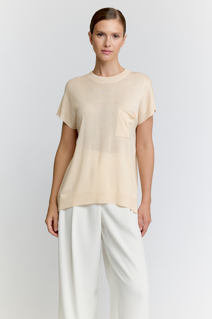 Джемпер со спущенными плечами и накладным карманам по груди.