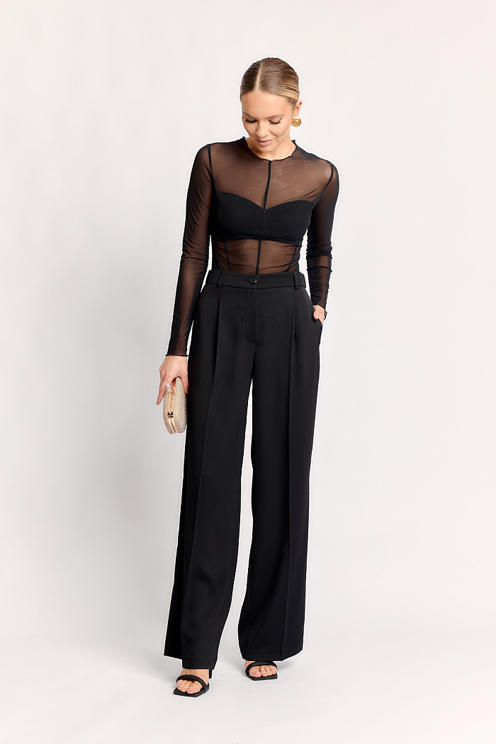 Брюки на поясе свободного силуэта с двуми защипами.