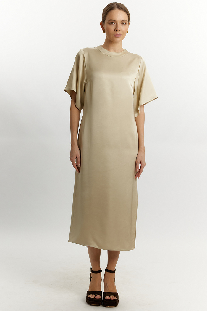 Платье силуэтное длины миди, разрез сбоку. Рукав флаттер.