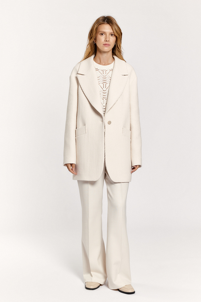 Полупальто прямого силуэта с застежкой на одну пуговицу и английским воротником. Длина до бедер.