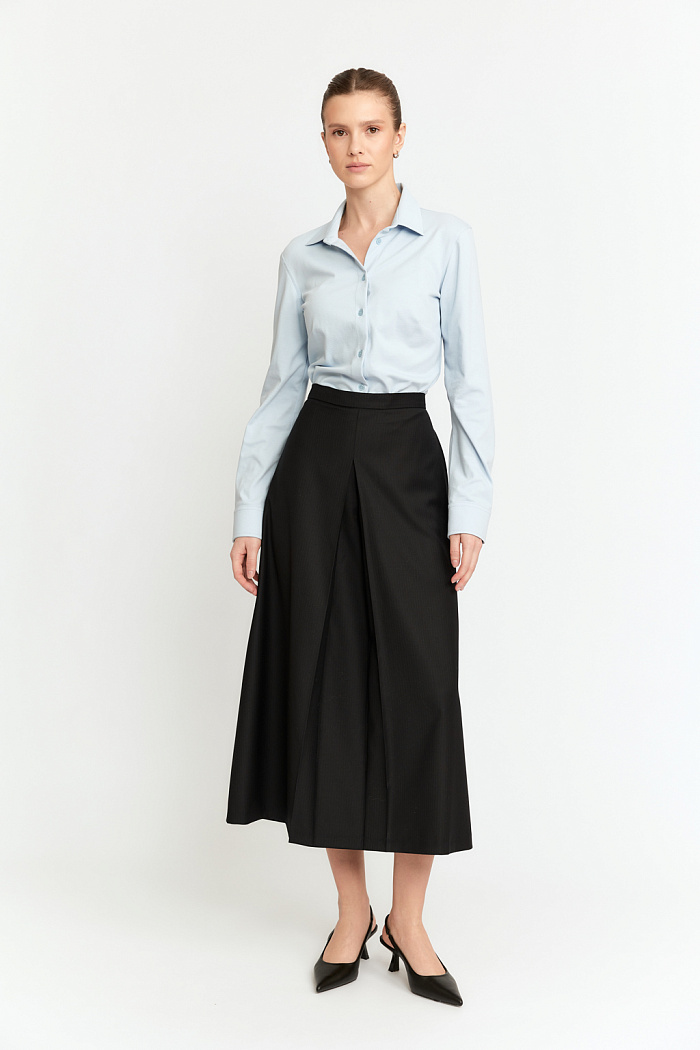 Юбка длиной миди со встречной складкой по середине переда.