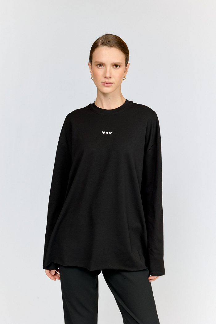 Лонгслив в чёрном цвете с трендовым силуэтом оверсайз и изящной вышивкой трёх сердец. Комфортный круглый вырез горловины и декоративные разрезы по бокам создают современный образ.
Мягкий хлопковый трикотаж делает лонгслив идеальным выбором для создания модных повседневных образов.