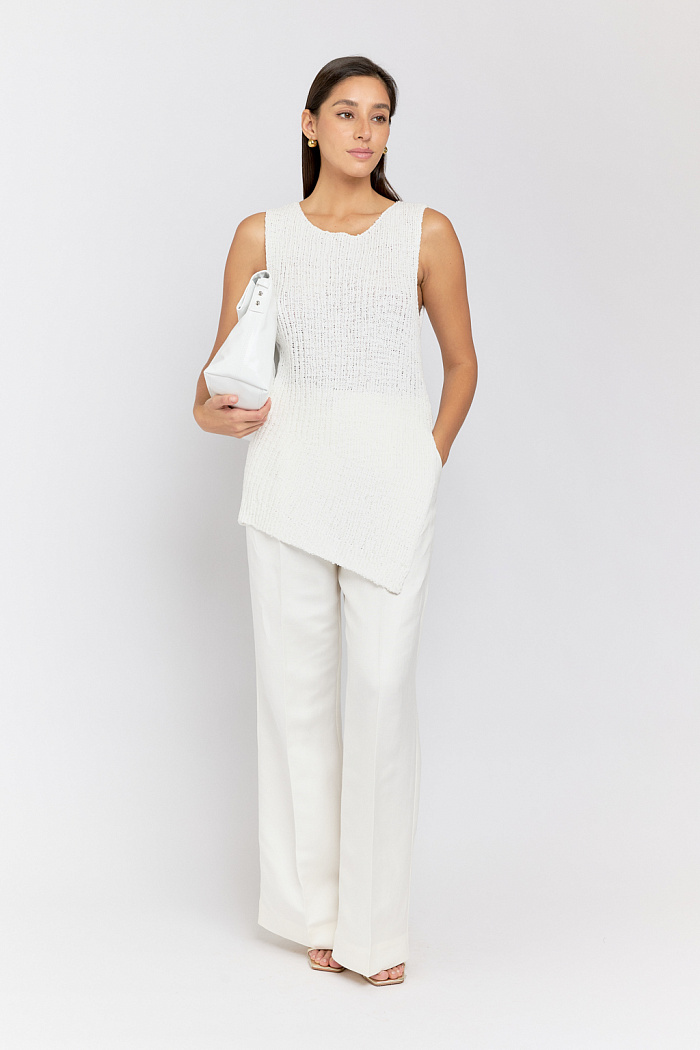 Майка с ассиметричным резом по низу.