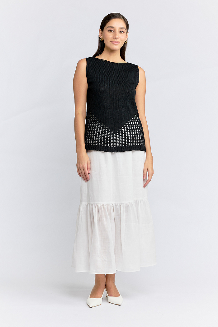 Майка вязаная с круглой горловиной прямого кроя.