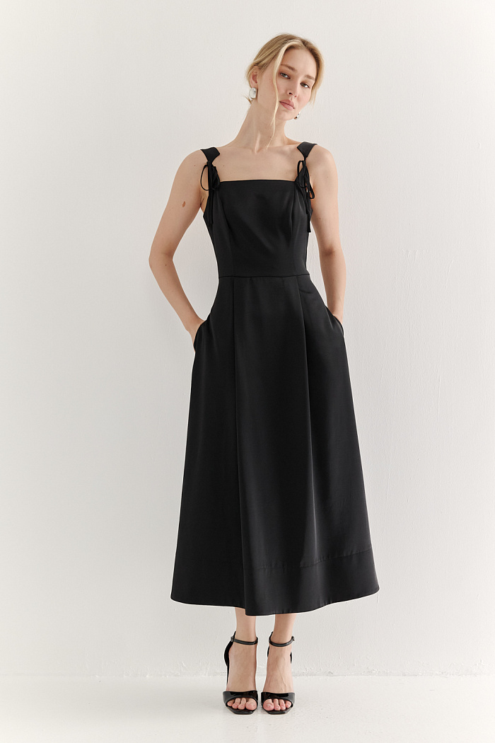 Платье-сарафан полуприлегающего силуэта выполнено из плотной пластичной ткани, в основе которой волокна вискозы и полиэстера. Лиф-бандо, акцент на линию талии и юбка полусолнце формируют изящный Х-образный силуэт. Особую утонченность платью придают бретели сложной формы, изящно завязывающиеся на шнуры. Эластичная деталь на спинке платья, собранная на нити-стрейч, и застежка-молния в боковом шве обеспечивают комфортную и превосходную посадку по фигуре.