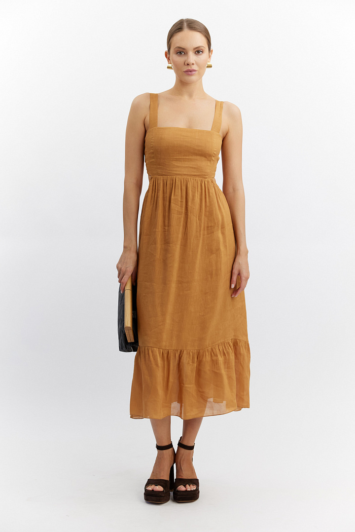 Платье с широкими бретелями и полуоткрытой спиной. Юбка с ярусом по низу. Длина миди.