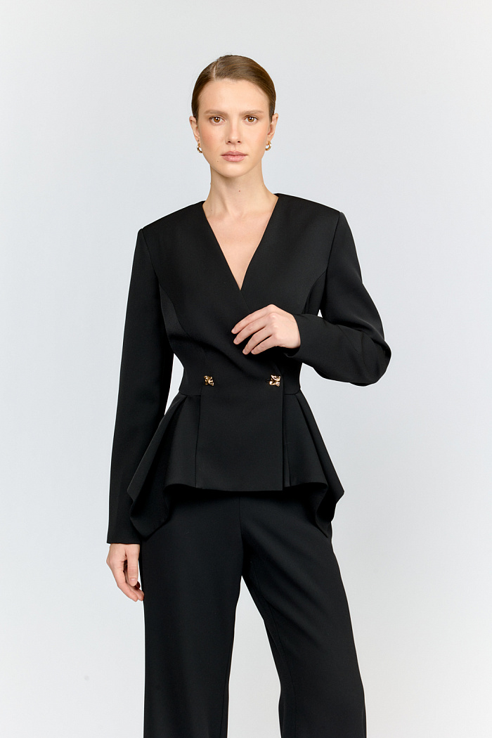 Интересный жакет в насыщенном черном цвете из матового крепа. Двубортная модель с V-образным вырезом и асимметричной баской создаёт современный силуэт. Элегантная баска подчёркивает талию и добавляет образу уникальности.