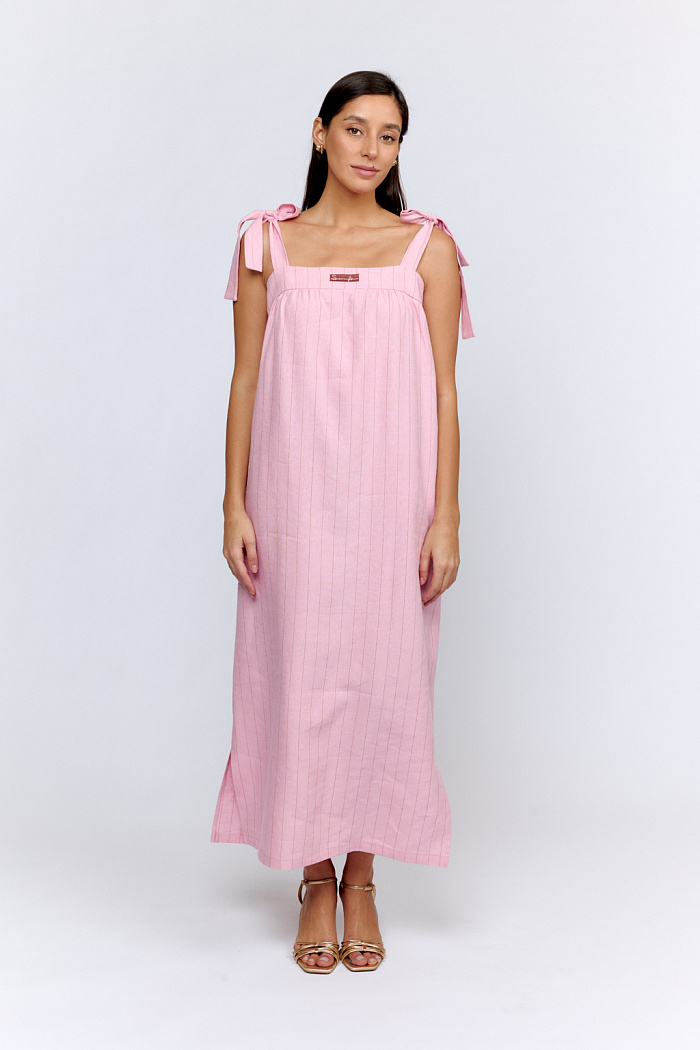 Платье сарафан свободного силуэта на широких регулирующихся бретелях в виде завязок. По спинке широкая резинка. На груди вышивка "SRG".