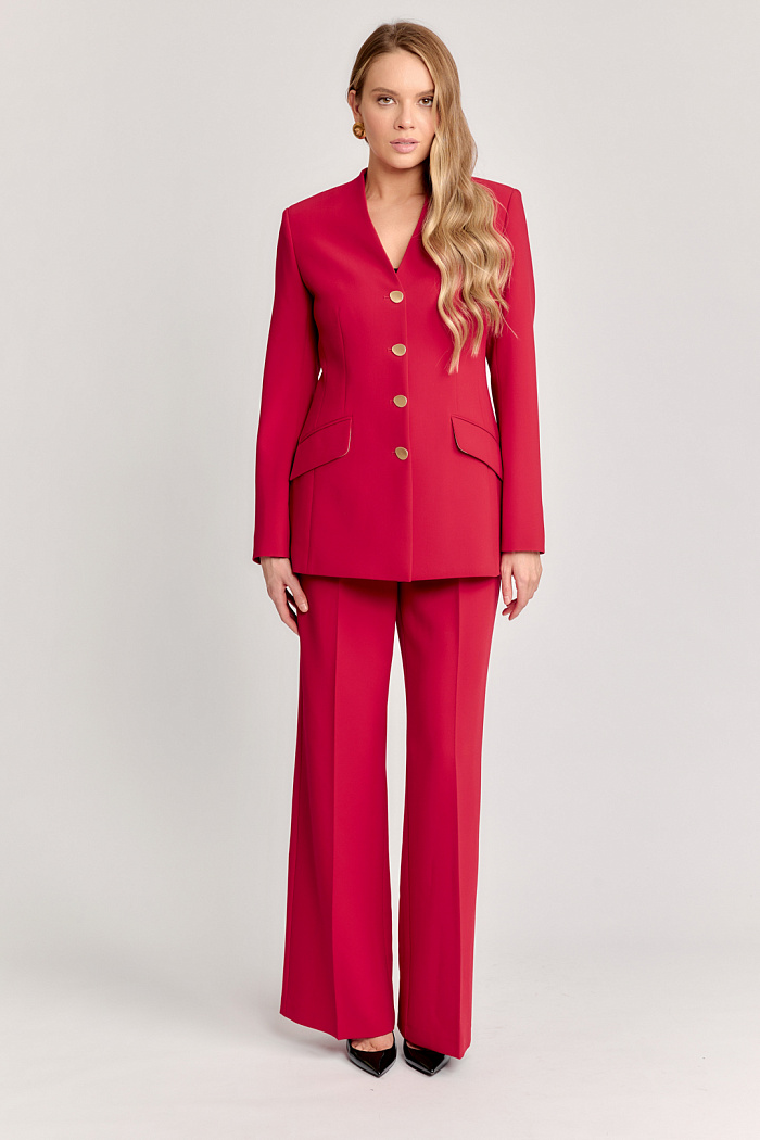 Жакет с V-образным вырезом без лацкана приталенного силуэта. Застежка на четыре пуговицы, два клапана спереди.